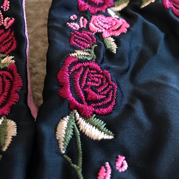 Black bikini top with rose details - Picture 2 of 4